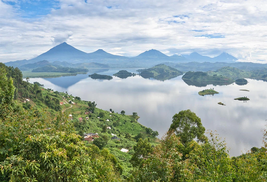 Ultimate Lake Mutanda Safari: Canoeing, Volcano Views and Gorilla Trekking